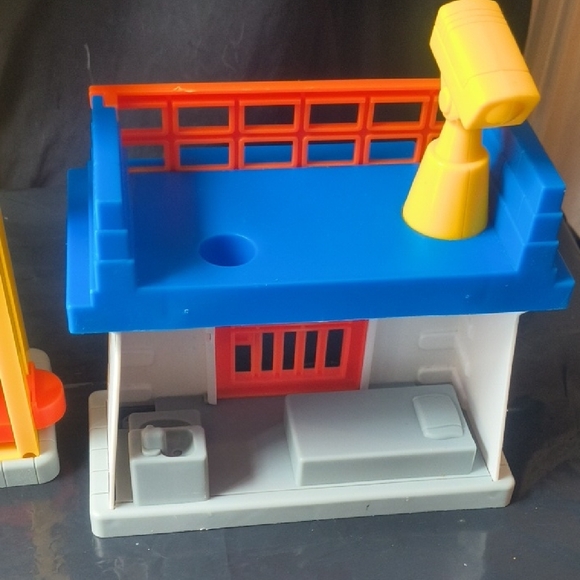 Police Station Playset with Blue and Orange Details - Picture 10 of 10